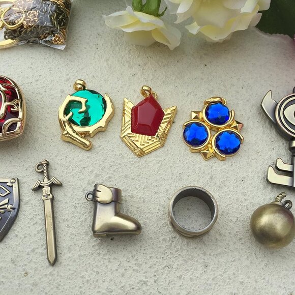 Legend of Zelda Jewelry Set Hylian Shield Master Sword Necklace Keychain - Picture 3 of 6